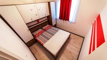 Apartment (Mit - 100m to the sea - A1(4) Crveni) | 2 bedrooms, free WiFi