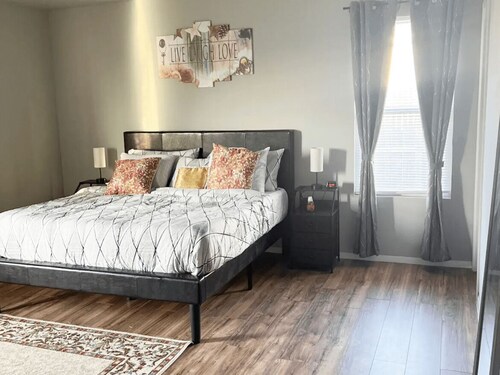 Wondeful Wilshire with King bed