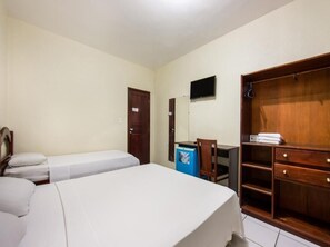 Basic Triple Room | Bed sheets - Netuno Beach Hospedagem economica (Fortaleza)