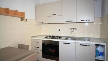 Apartment (2 Bedrooms) | Eigene Küche | Kühlschrank, Mikrowelle, Ofen, Esstisch