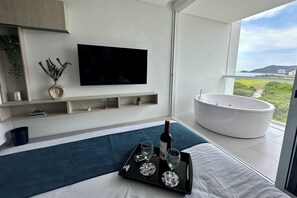 1 bedroom, in-room safe, iron/ironing board, bed sheets - Suite deluxe with private Jacuzzi and ocean view. (Santa Marta)