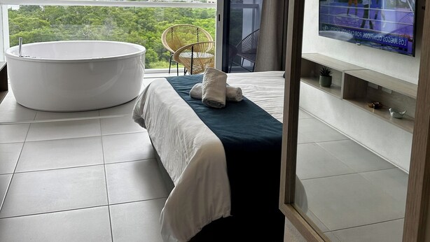 1 bedroom, in-room safe, iron/ironing board, bed sheets - Suite deluxe with private Jacuzzi and ocean view. (Santa Marta)