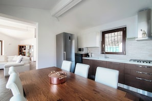 Appartement | Privékeuken | Een koelkast met diepvriezer, een oven, een kookplaat, een vaatwasser