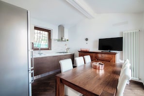 Appartement | Privékeuken | Een koelkast met diepvriezer, een oven, een kookplaat, een vaatwasser