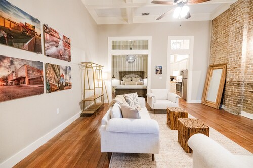 A Picture-Perfect Stay in Downtown Laurel