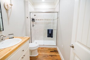 Shower, hair dryer, towels - Full Kitchen, Downtown Laurel Walkable, Coffee Bar (Laurel)