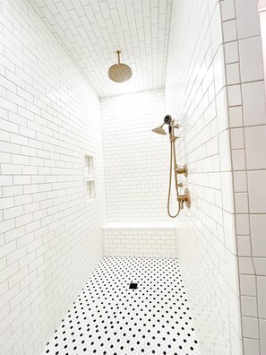 Een douche, handdoeken
