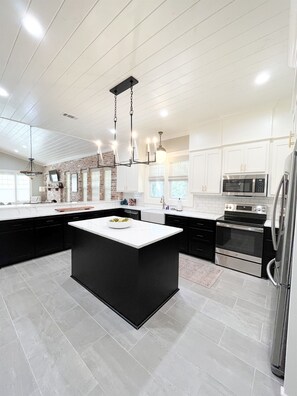 Réfrigérateur, four à micro-ondes, un four, surface de cuisson