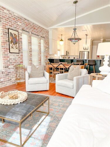 Top Property, Downtown Walkable, Private Suites