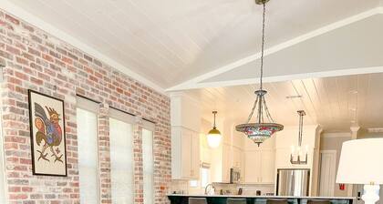 Top Property, Downtown Walkable, Private Suites