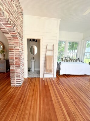 2 bedrooms, iron/ironing board, internet, bed sheets - Top Property, Downtown Walkable, Private Suites (Laurel)