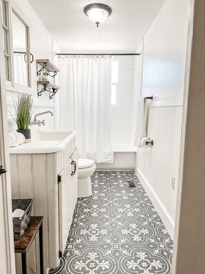 Douche, sèche-cheveux, serviettes fournies