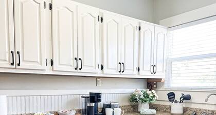 Centrally Located Downtown, Full Kitchen, Patio