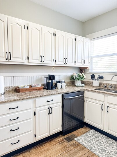 Centrally Located Downtown, Full Kitchen, Patio