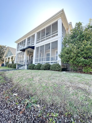 Exterior - Centrally Located Downtown, Full Kitchen, Patio (Laurel)