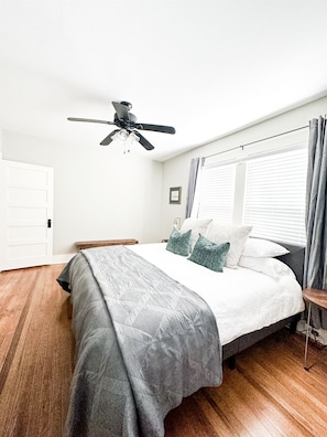 1 bedroom, iron/ironing board, WiFi, bed sheets - Centrally Located Downtown, Full Kitchen, Patio (Laurel)