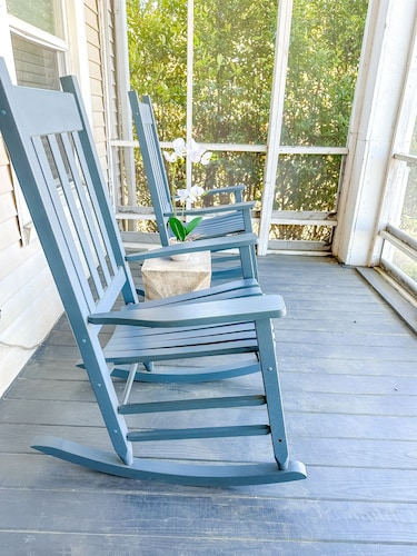 Centrally Located Downtown, Full Kitchen, Patio