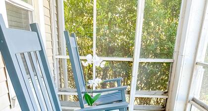 Centrally Located Downtown, Full Kitchen, Patio