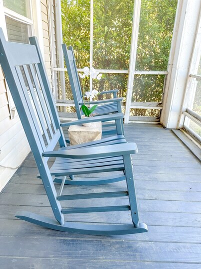 Centrally Located Downtown, Full Kitchen, Patio