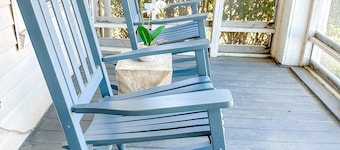 Centrally Located Downtown, Full Kitchen, Patio