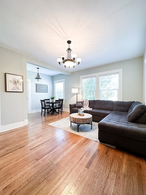 TV - Centrally Located Downtown, Full Kitchen, Patio (Laurel)