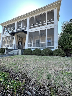 Exterior - Centrally Located Downtown, Full Kitchen, Patio (Laurel)