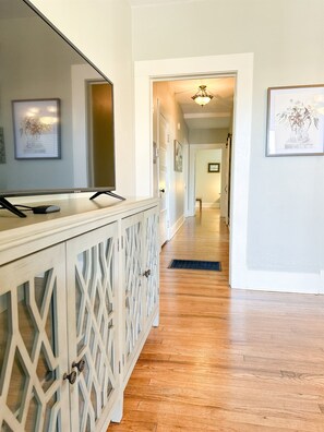 Interior - Centrally Located Downtown, Full Kitchen, Patio (Laurel)