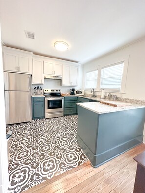 Réfrigérateur, un four, surface de cuisson, lave-vaisselle