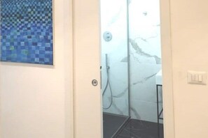Bruser, hårtørrer, bidet, håndklæder