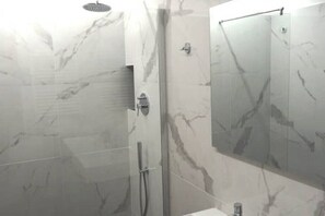 Dusche, Haartrockner, Bidet, Handtücher