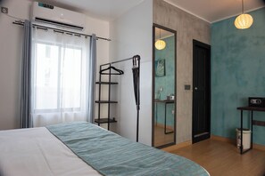 5 bedrooms, desk, WiFi, bed sheets