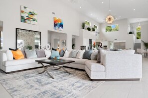 Smart TV, fireplace, video games, ping pong - Massive Luxury resort Home minutes from old town! (Phoenix)