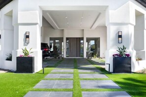 Property grounds - Massive Luxury resort Home minutes from old town! (Phoenix)