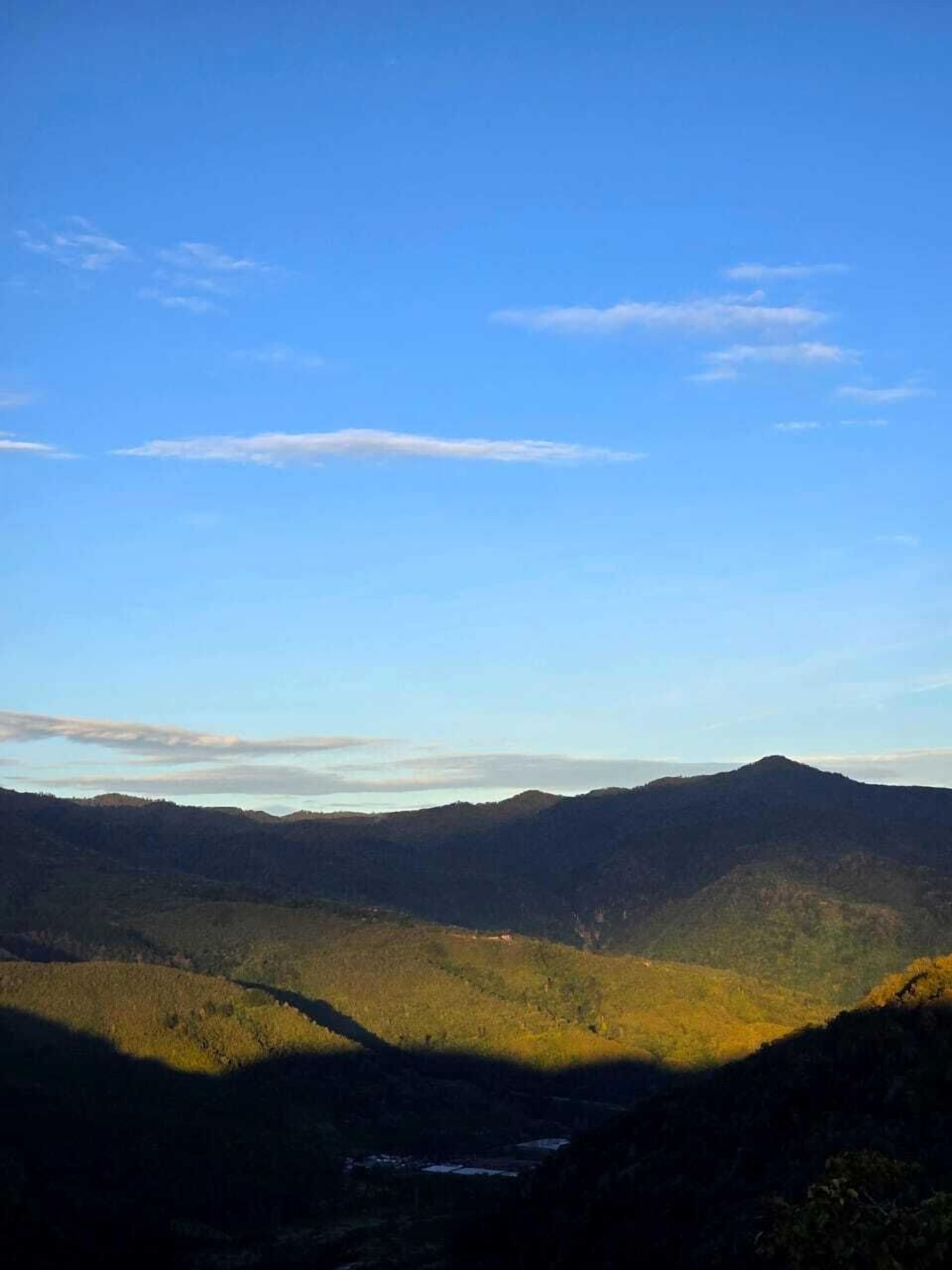 Un paisaje montañoso con cielo despejado.