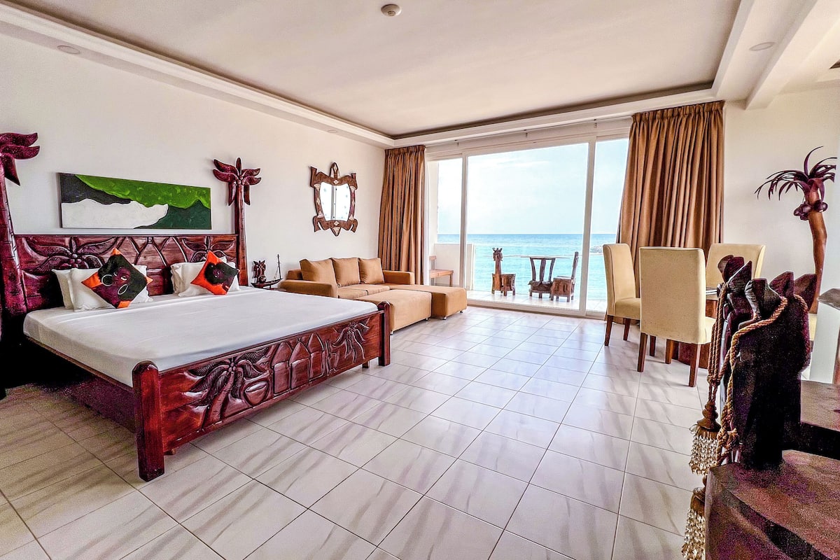 Suite de lujo, balcón, vista al océano | 1 habitación, insonorización y wifi gratis