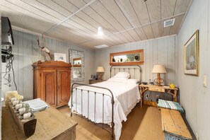 1 bedroom, iron/ironing board, bed sheets