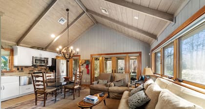 Couples Retreat! Luxury Cottage directly on the Rainbow River