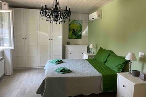 4 bedrooms, desk, iron/ironing board, free WiFi