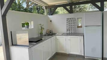 Kühlschrank, Mikrowelle, Ofen, Herdplatte