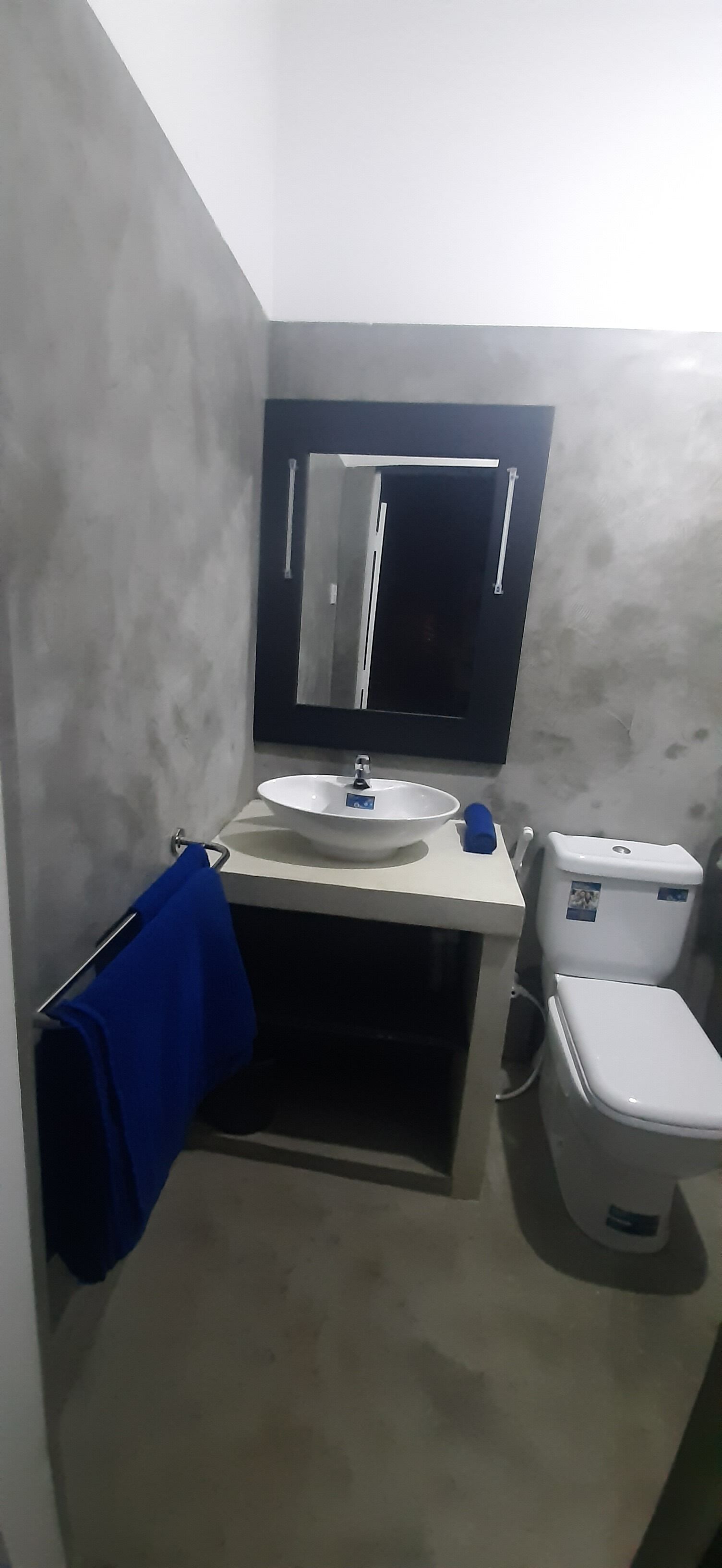 Haartrockner, Bidet, Handtücher, Seife