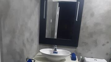 Haartrockner, Bidet, Handtücher, Seife