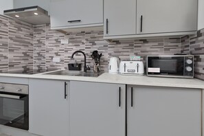 Appartamento | Cucina privata | Frigorifero, microonde, forno, piano cottura