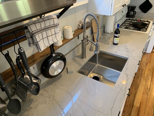 Private kitchen - Clean/no smells. Seven blocks to antique New Orleans street car to Quarter. (New Orleans)