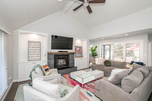 Smart TV, fireplace - StayDelta | Hyde Park (Cincinnati)