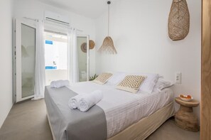 2 quartos, cofres nos quartos, escrivaninha