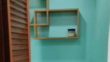 Douche, serviettes fournies, savon, shampoing