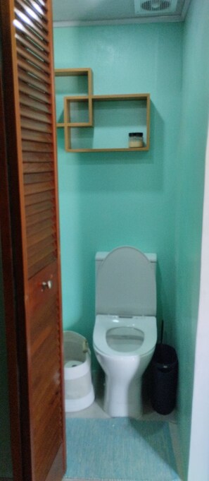 Douche, serviettes fournies, savon, shampoing