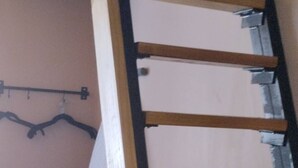 Una cama litera con estructura de madera y un colchón.