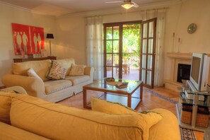 Villa, 4 Schlafzimmer (CV4) | Wohnbereich | 32-Zoll-Smart-TV mit Kabelempfang, DVD-Player