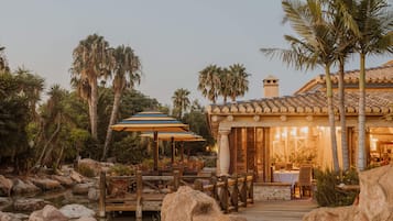 2 restaurants, serveren ontbijt, lunch, diner, Spaanse gerechten